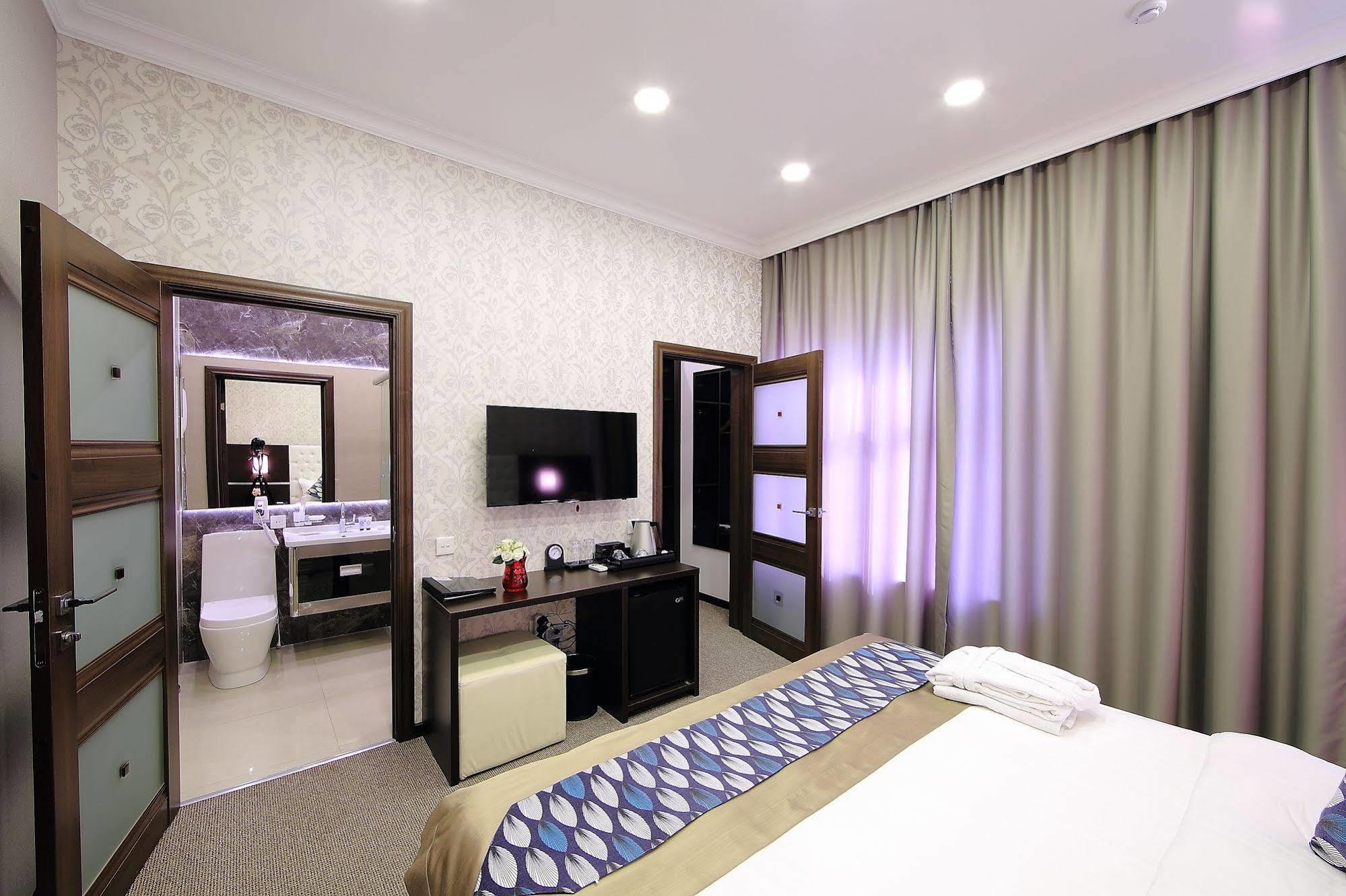 Premier Hotel Bishkek Ngoại thất bức ảnh