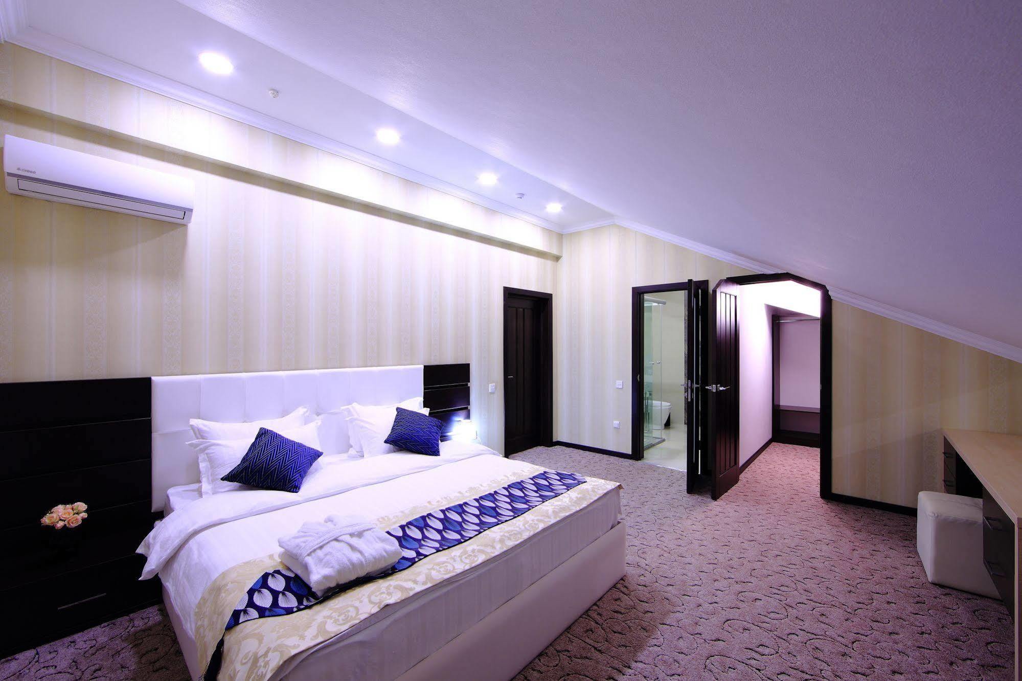 Premier Hotel Bishkek Ngoại thất bức ảnh