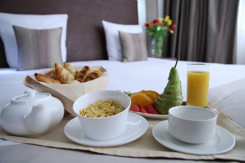 Premier Hotel Bishkek Ngoại thất bức ảnh